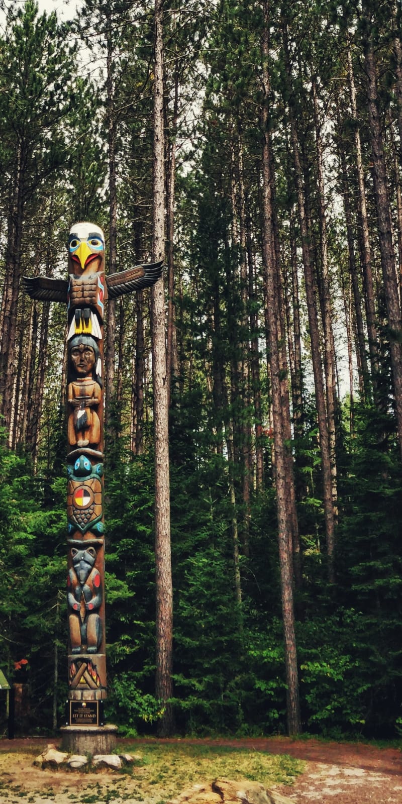 totem pole at algonquin provincial park